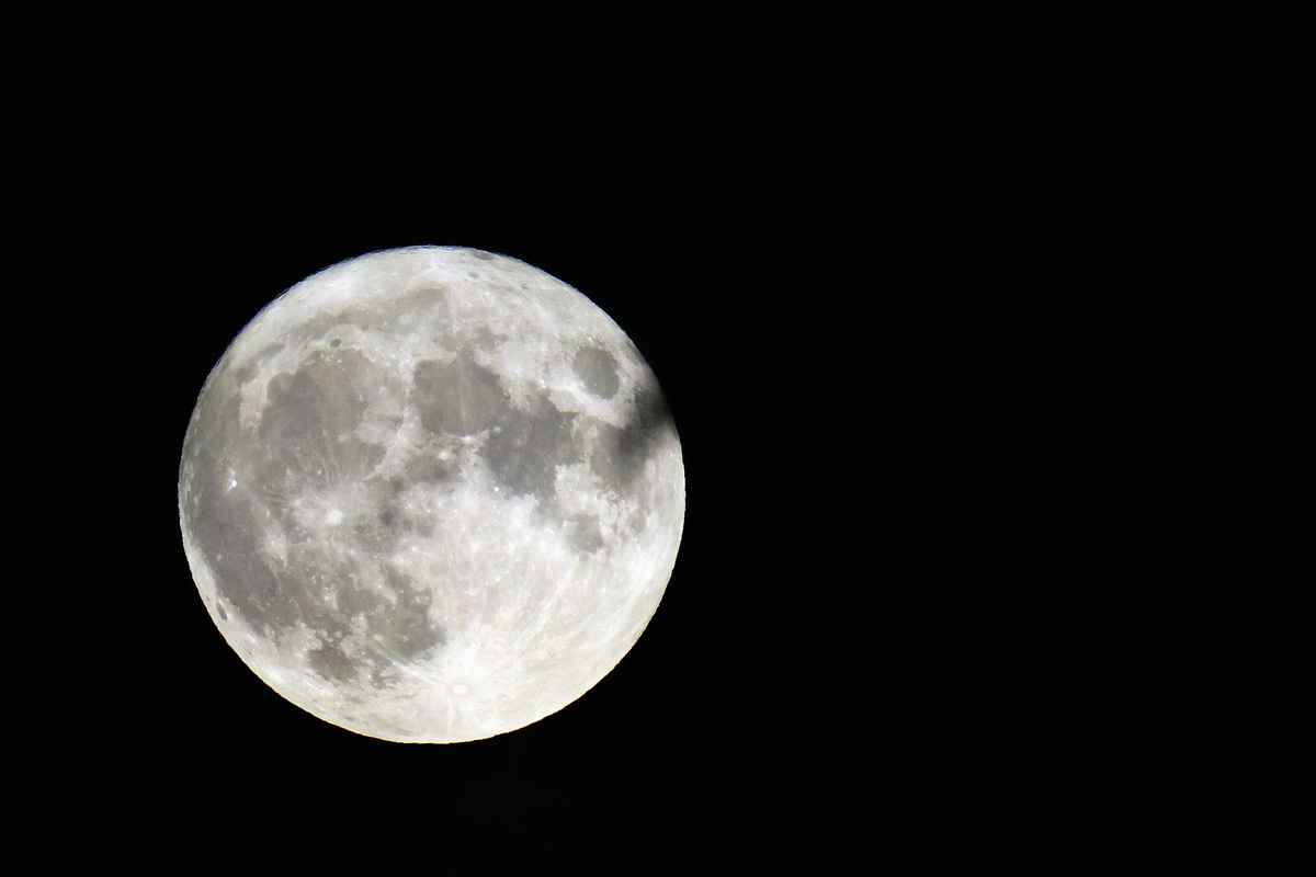 2022年8月11日，美國紐約州梅爾維爾（Melville），當地觀察到的超級月亮。（Bruce Bennett/Getty Images）