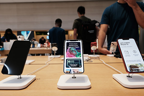 2021年9月24日，在紐約市第五大道蘋果商店（Apple Store）裏展示的iPhone 13、iPhone 13 mini系列智能手機。（Spencer Platt/Getty Images）
