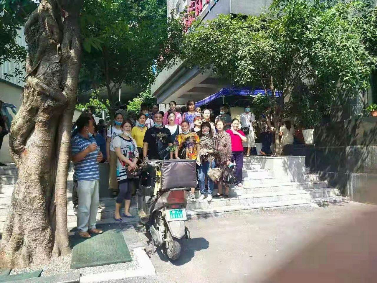 9月13日重慶市北碚區維權訪民15人，在重慶市信訪辦上訪後到渝洲賓館找中央第十三督導組反映問題，結果都被抓被關押了。（受訪者提供）
