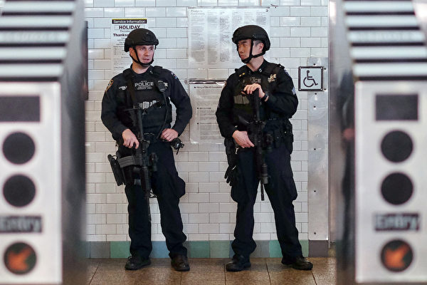 2016年11月21日，九月警方將一，原因是他想要在時代廣場發起一次尼斯式的恐怖襲擊。圖為紐約市警察在時代廣場地鐵站值勤。（JEWEL SAMAD/AFP/Getty Images）