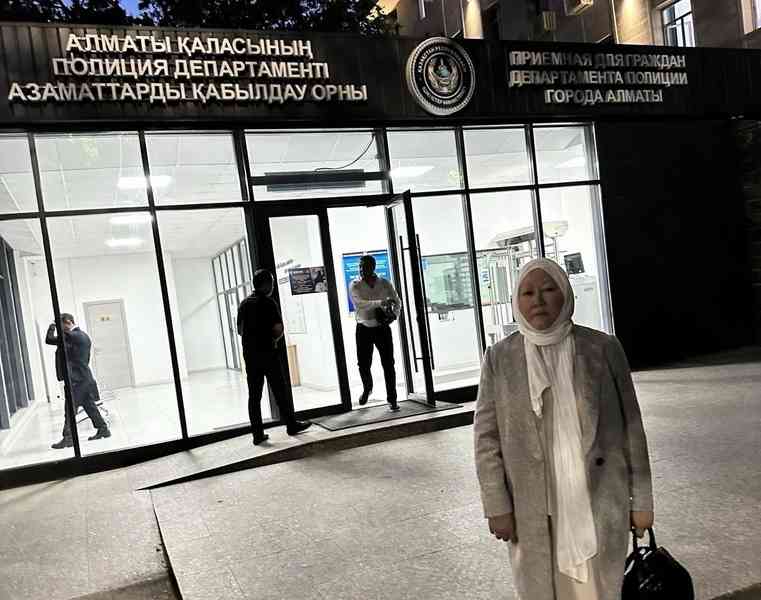 哈薩克人權組織成員赴美使館途中遭攔截