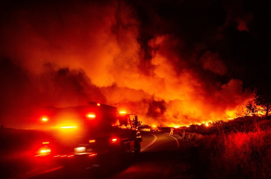 加州消防員同大火作戰 場面形同地獄之行