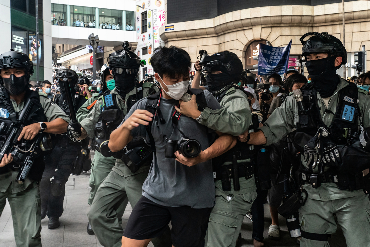 香港民眾被港警逮捕。（Anthony Kwan/Getty Images）