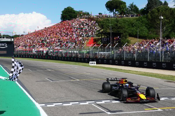 2025年5月18日,F1大獎賽伊莫拉站正賽,紅牛荷蘭車手韋斯達賓(Max Verstappen)憑藉第一圈的驚豔表現,一路強勢領跑,率先衝線,在伊莫拉賽道實現「四連冠」。圖為韋斯達賓駕駛紅牛賽車率先衝線瞬間。(Clive Rose/Getty Images)