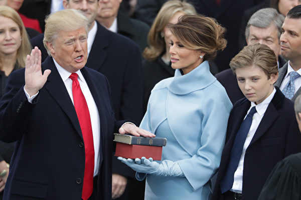 2017年1月20日，在華盛頓特區的美國國會大廈西門，美國總統唐納德・特朗普手扶《聖經》宣誓就職，成為美國第45任總統。（Chip Somodevilla/Getty Images）