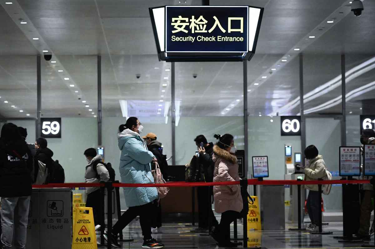 圖為2023年1月19日，北京大興國際機場安檢口。（Wang Zhao / AFP）