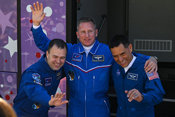 2022年9月21日,哈薩克斯坦拜科努爾(Baikonur),美國太空總署太空人弗蘭克‧魯比奧(Frank Rubio,右)、俄羅斯太空人謝爾蓋‧普羅科皮耶夫(Sergey Prokopyev,中)和德米特里‧佩特林(Dmitri Petelin,左)將搭乘「聯盟」(Soyuz)MS-22宇宙飛船前往國際太空站。(Natalia Kolesnikova/AFP)