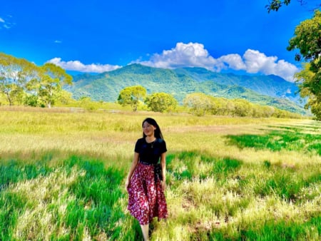 長濱茄苳林蔭大道,沿途有寬闊的大草原。草浪隨風搖曳,時間彷彿也慢了下來。(圖/王芊芊提供)