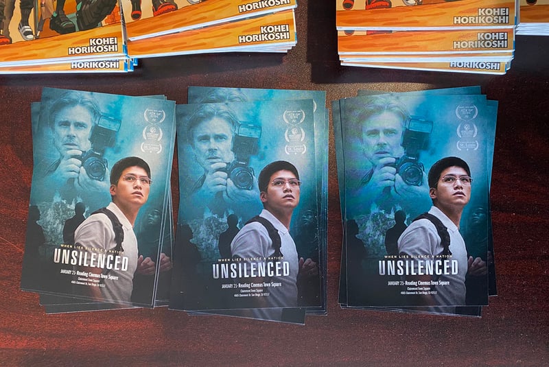 由華裔導演李雲翔執導的獲獎劇情片《沉默呼聲》（Unsilenced），將於1月21日開始在全美30個城市同時上映，其中聖地牙哥Readings Cinema影院將連續5天放映23場。圖為該影院內信息桌上的影片資訊卡。（楊婕／大紀元）