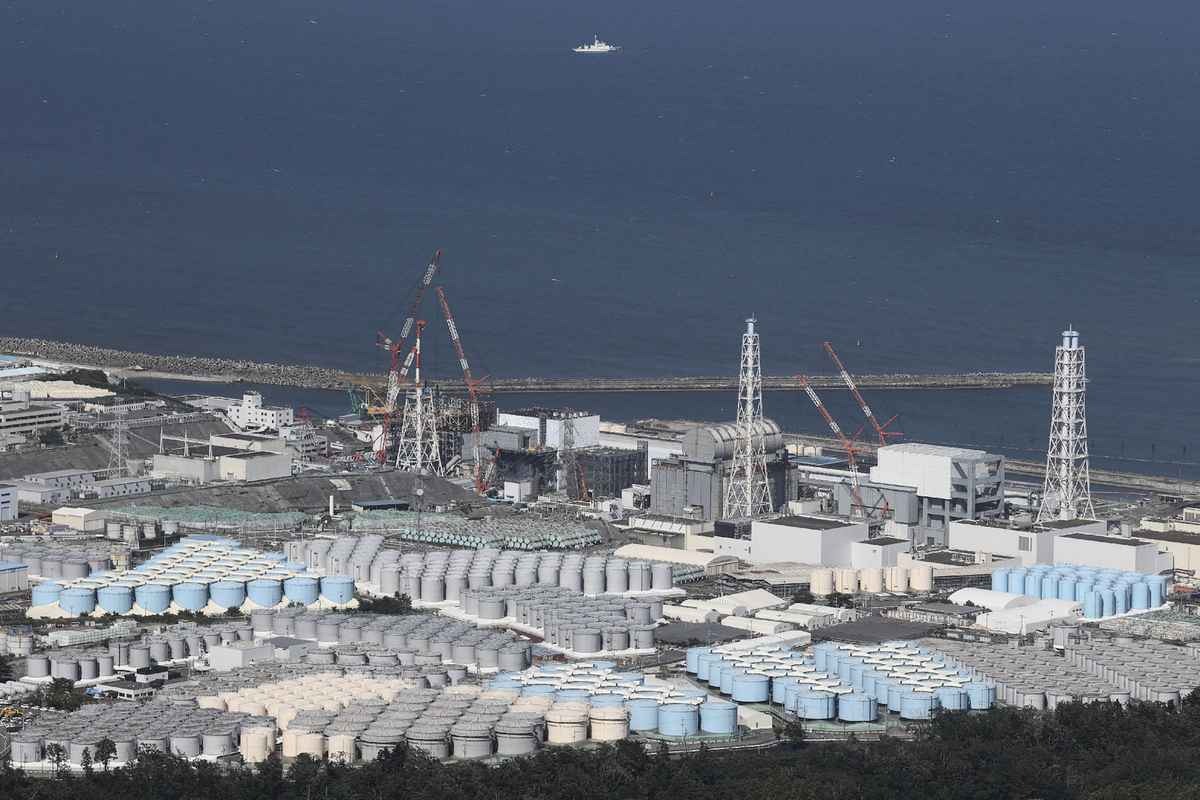 這張航拍圖片顯示的是2023年8月24日，福島第一核電站用於儲存處理過的水的儲水箱。（STR/JIJI Press/AFP via Getty Images）