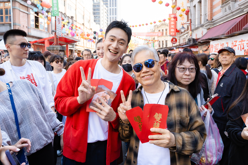 《雙囍》影人掃街 田啟文鐵粉秀20年前簽名卡