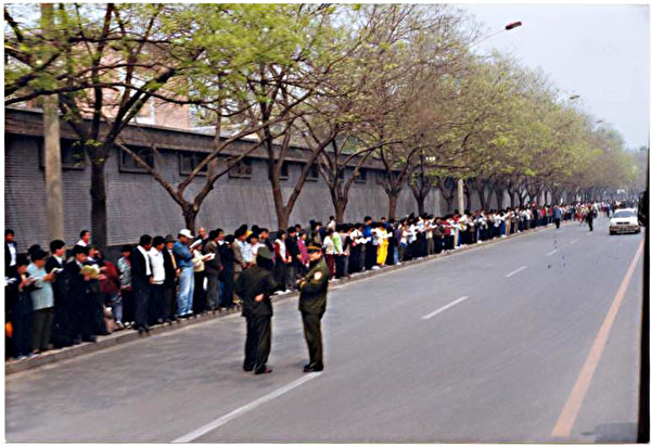 1999年4月25日，逾萬名法輪功學員在北京和平上訪。現場照片顯示法輪功學員安靜地站在人行道上，整個過程秩序良好，城市交通井然。（明慧網）