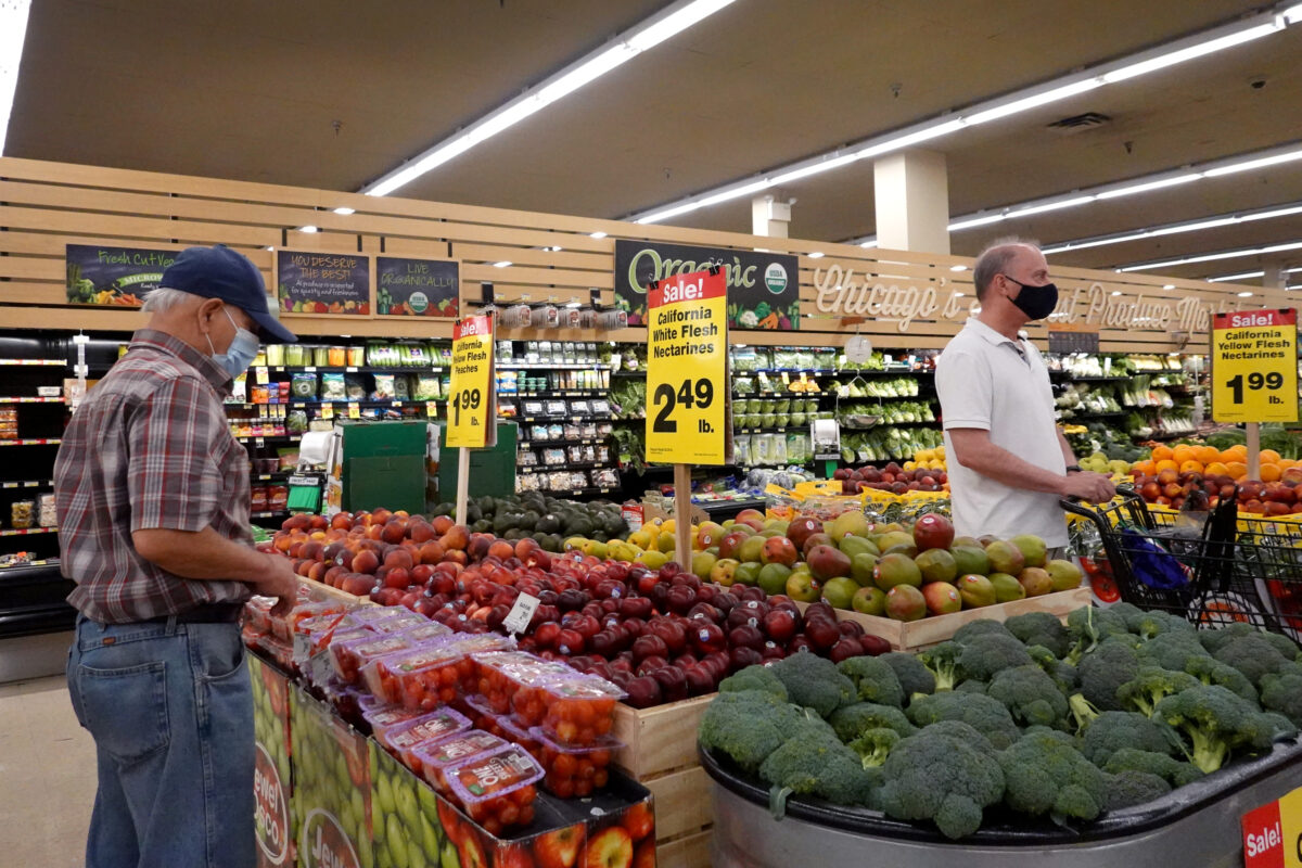 在截至2月底的過去一年中，美國的通貨膨脹率升至7.9%，為40年來最高紀錄。2021年6月10日，顧客在伊利諾伊州芝加哥一家超市購買農產品。（Scott Olson/Getty Images）