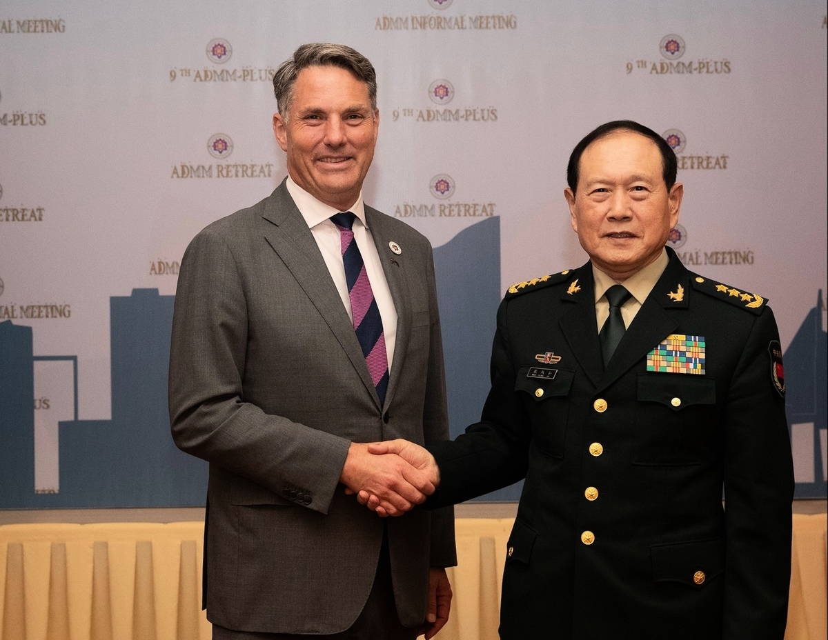 11月22日，澳洲國防部長馬爾斯（左）與中共國防部長魏鳳和（右）會面。（澳洲國防部）