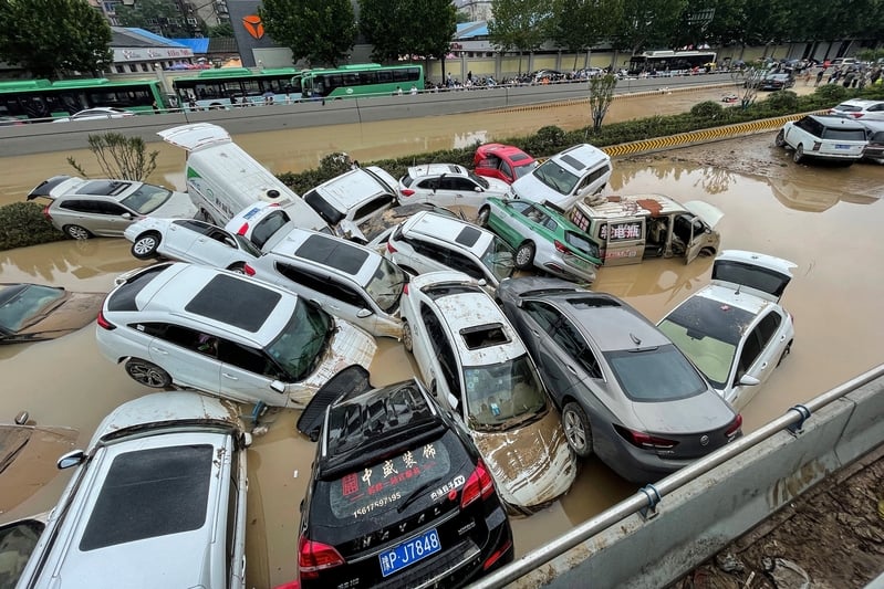 2021年7月21日，河南省鄭州市被洪水沖走的汽車堆疊在一起。（STR/AFP via Getty Images）