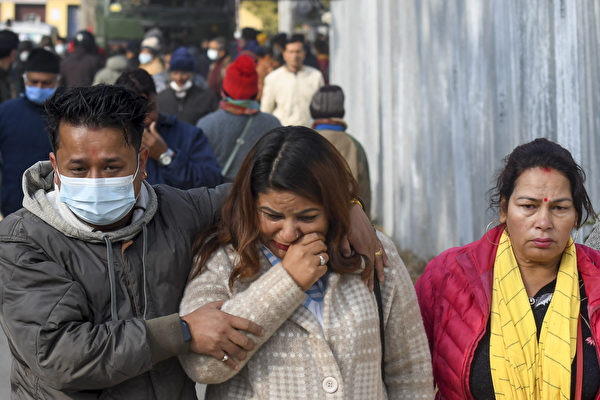 2023年1月17日，尼泊爾博卡拉（Pokhara），雪人航空（Yeti airlines）失事飛機的遇難者家屬在醫院外哭泣。（Prakash Mathema/AFP）