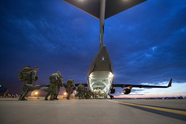 美國國防官員表示，拜登總統正考慮派遣幾千人駐守北約東翼盟國，以應對俄羅斯對該地區的威脅。圖為2021年5月7日，士兵登上C-17運輸機，準備參與「歐洲捍衛者21」（Defender Europe 21）演習。（美國國防部網站）