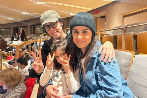 2025年4月2日下午,前芭蕾舞演員Melissa Panetta(左)與姐妹、公關公司老闆Jessica Panetta(右)和她的女兒Sofia觀看了神韻新紀元藝術團在多倫多四季表演藝術中心(Four Seasons Centre for the Performing Arts)的第五場演出。(王蘭/大紀元)
