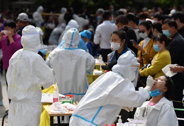 10月13日，山東青島某核酸檢測現場。（STR/AFP via Getty Images）