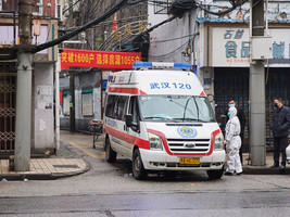 武漢公交滿城拉病人 病人睡醫院大廳到去世