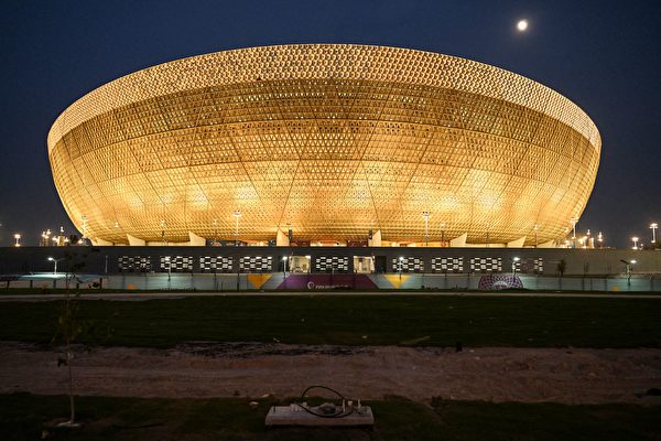 2022年11月20日，2022卡塔爾世界盃正式揭幕，比賽將歷時29天，進行64場較量，於12月18日進行決賽。參賽的32支球隊被分成8組，每組前兩名將晉級16強，進行淘汰賽。圖為卡塔爾世界盃主要賽場——路薩爾地標體育場（Lusail Iconic Stadium）。（Kirill Kudryavtsev/AFP via Getty Images）