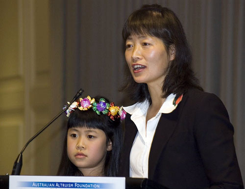 2007年5月3日,總部在墨爾本的澳洲利他主義基金會,將2006年度人道主義獎項「海龜獎」頒發給戴志珍女士和她的女兒陳法度,以表彰她們多年來奔走於世界各地共計45個國家、為受中共迫害的法輪功人士和他們的子女呼籲的精神。這是該基金會成立以來評選出的第一位華裔獲獎者。(明慧網)