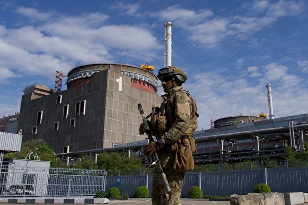 2022年5月1日,一名俄羅斯軍人在位於埃涅爾戈達爾(Energodar)市的扎波羅熱核電站內巡邏,這是在俄羅斯軍隊組織的一次媒體訪問期間拍攝的照片。(Andrey Borodulin/AFP via Getty Images)