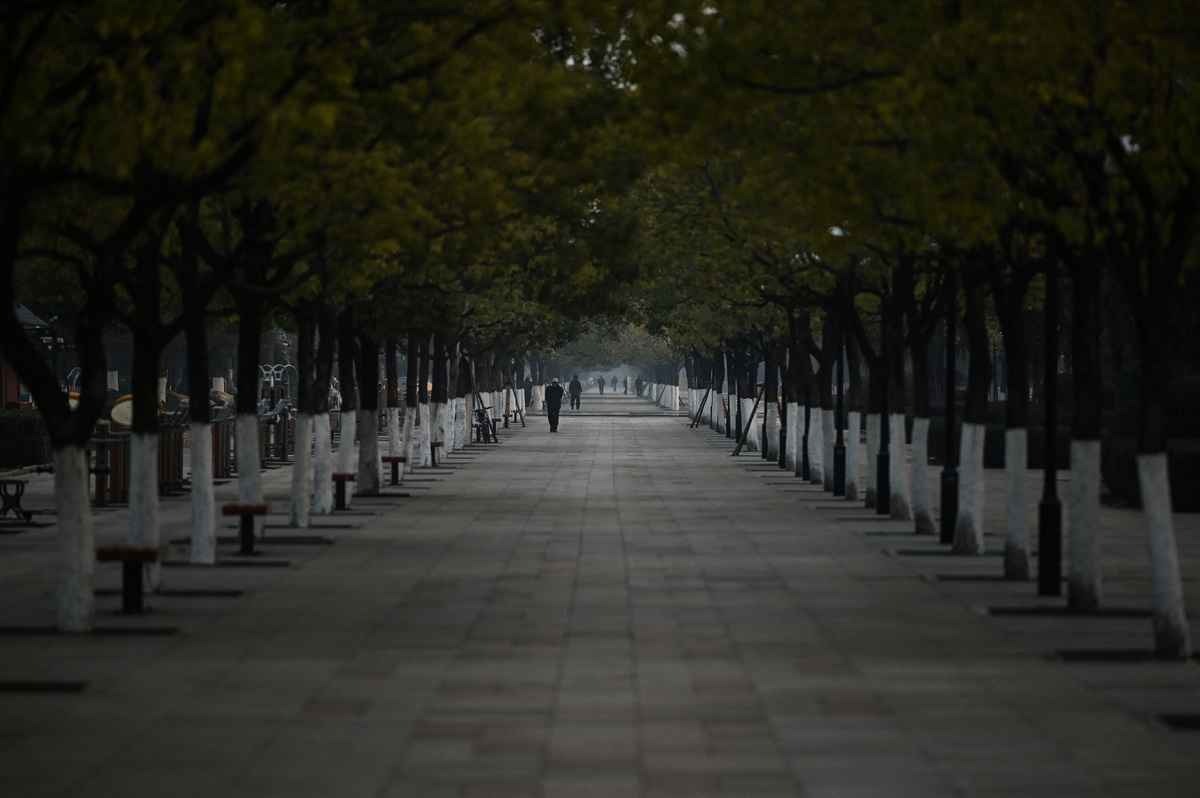 2023年1月21日，中國武漢市，COVID-19（中共病毒、新冠病毒）疫情未歇，公園顯得冷清。因疫情關係，許多民眾減少在黃曆新年期間出門。（Hector Retamal/AFP）