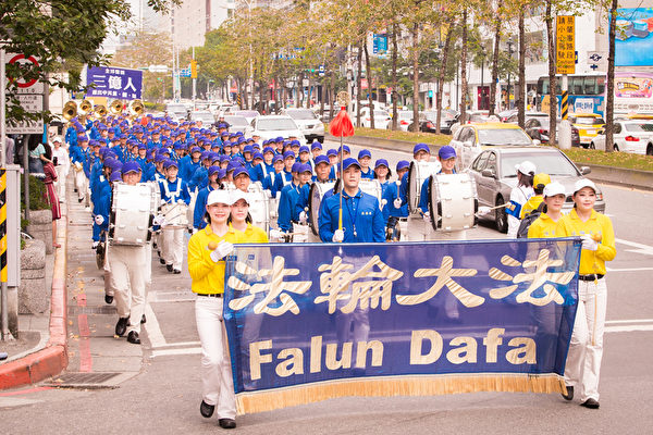 聲援中國人退出共產黨 5千法輪功學員台北遊行