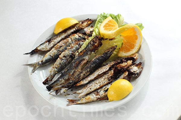 酥脆鮮美的乾炸沙丁魚（Sardine）。（張學慧/大紀元）