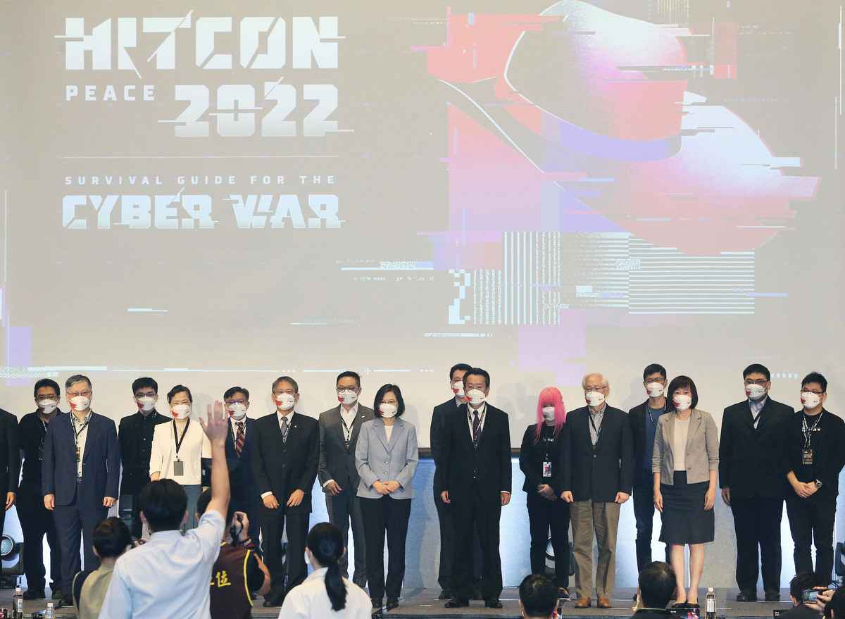 統蔡英文（前左4）2022年8月19日在台北南港展覽館出席 HITCON PEACE 2022台灣黑客年會開幕式。（中央社）