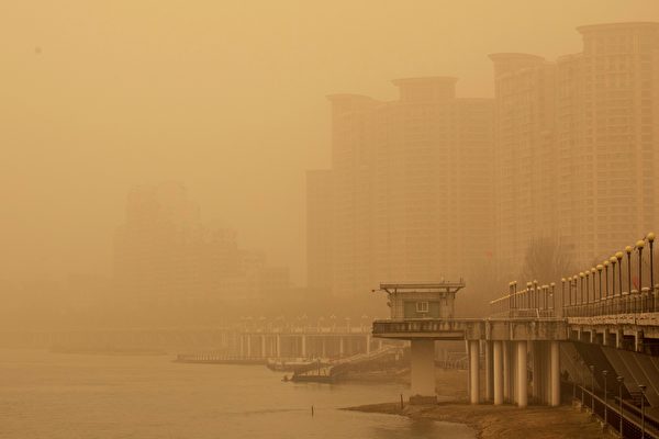 2023年3月22日，吉林省松花江邊黃沙漫天。（STR/AFP via Getty Images）