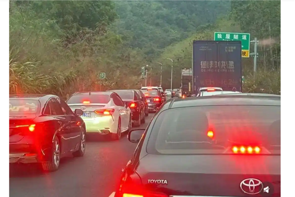 中國第一波返鄉過年的大軍又被堵在路上