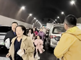 京昆高速隧道貨車突然起火 民眾棄車大逃亡