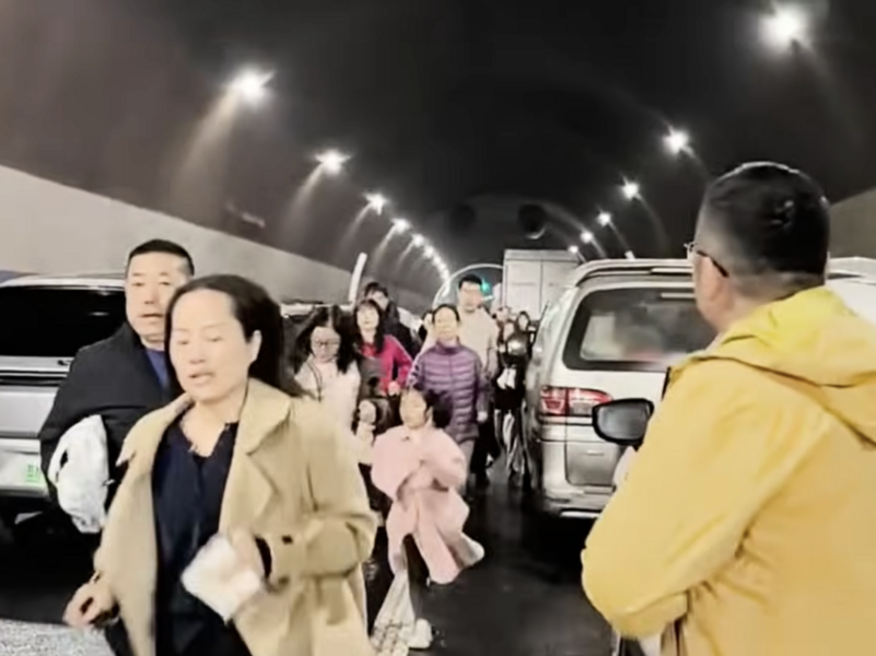 京昆高速隧道貨車突然起火 民眾棄車大逃亡
