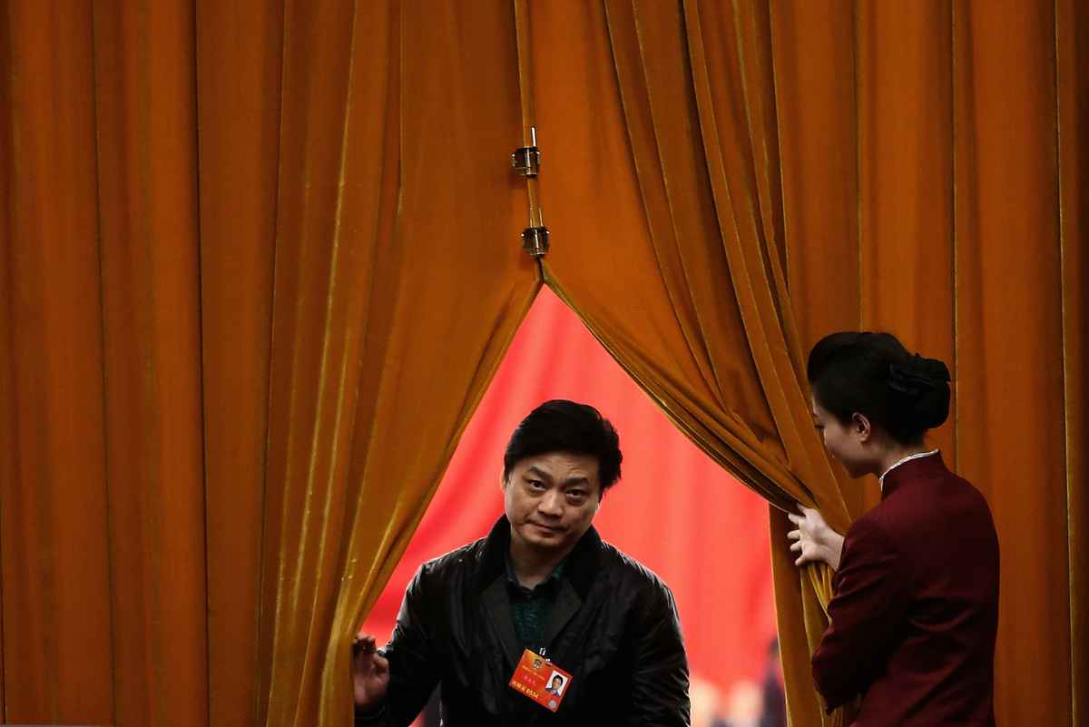 2013年3月11日，在中國北京人民大會堂舉行的中國人民政治協商會議全體會議上，中國著名電視節目主持人崔永元代表離開會議室。（Feng Li/Getty Images）