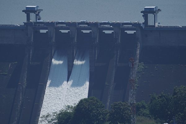 2021年10月19日,印度喀拉拉邦(Kerala)伊杜基(Idukki),豪雨過後,切魯托尼大壩(Cheruthoni Dam)水位一度高達2,395呎,於是開啟閘門洩洪。(APPU S. NARAYANAN/AFP via Getty Images)