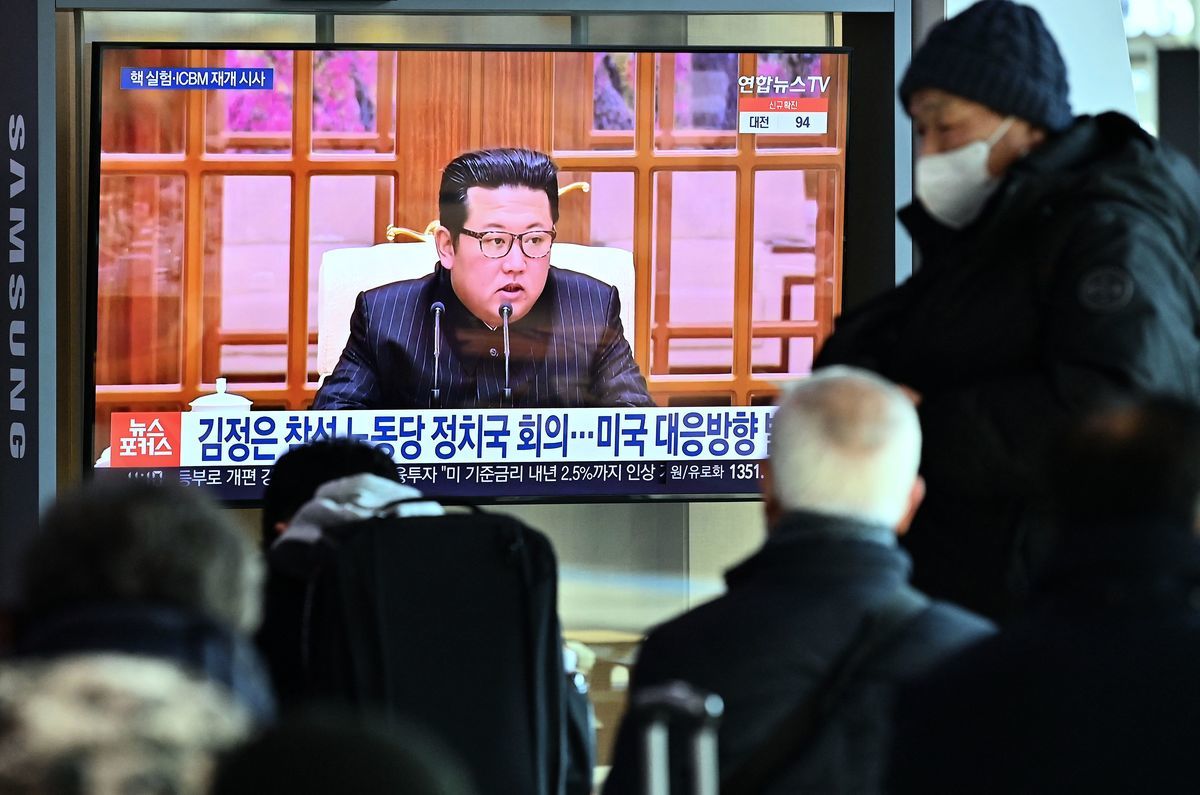 2022年1月20日，在南韓首爾的一個火車站，電視屏幕上播出北韓領導人金正恩的新聞片段，北韓暗示它將恢覆核試驗和遠程武器試驗。（JUNG YEON-JE/AFP via Getty Images）