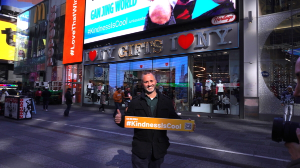 2024年11月13日,藉慶祝「世界善良日」之際,乾淨世界(Gan Jing World)在紐約「時代廣場」推出新一輪的「善良很酷」(Kindness is Cool)影片大賽推廣活動。「I Want To Mow Your Lawn」的創始人Brian Schwartz到場見證此次的活動,感言:「善良真的很酷!」(于麗麗/大紀元)