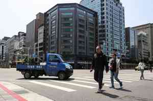 黑龍江兩隻牧羊犬「開車」 引發交通事故