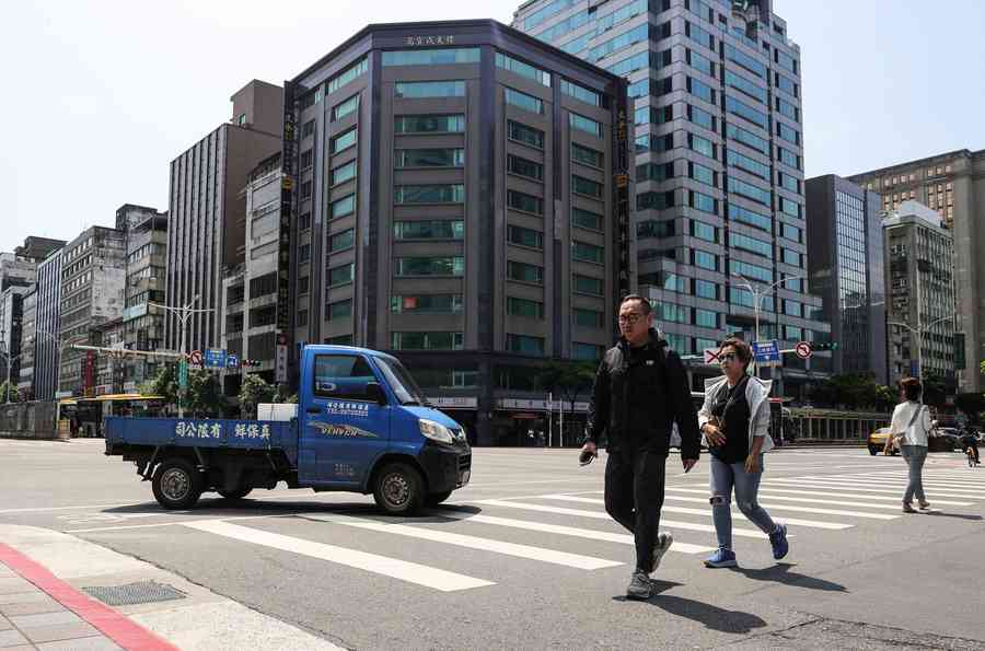 黑龍江兩隻牧羊犬「開車」 引發交通事故