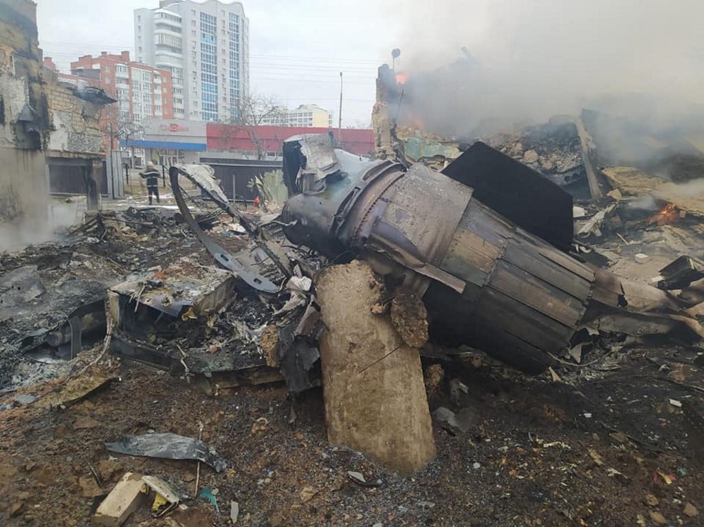2022年3月5日，烏克蘭國家緊急服務中心發布圖片，顯示一架俄羅斯軍用飛機墜落在切爾尼戈夫市郊區的殘骸。（Handout/State Emergency Service of Ukraine/AFP）