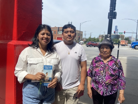 布萊恩‧萊瑪(Brian Lema)和女友瓊‧巴拉皮(Joan Barapi)以及布萊恩的媽媽一起觀看了法輪功遊行。(芝加哥記者站/大紀元)