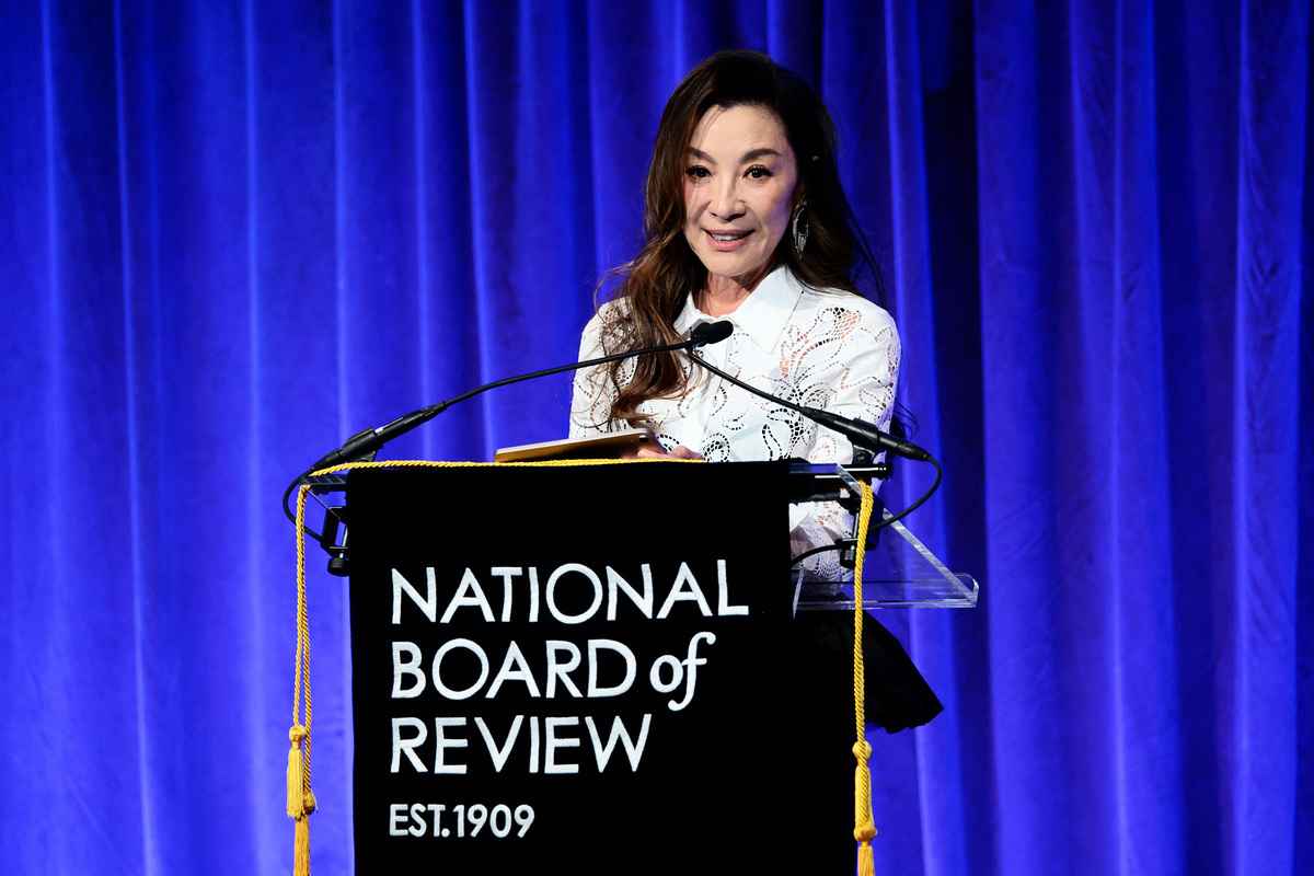 2023年1月8日，第94屆美國「國家評論協會獎」頒獎禮在紐約曼哈頓舉行，華裔女星楊紫瓊（Michelle）獲影后殊榮。（Dimitrios Kambouris/Getty Images for National Board of Review）