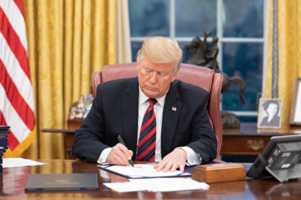 圖為美國總統特朗普趕在2018年最後一天，簽署「亞洲再保證倡議法」（ARIA）。（美國白宮提供/中央社）