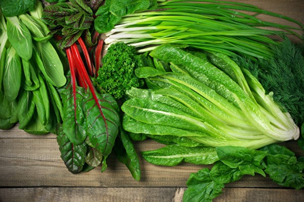 多吃深綠色蔬菜，補充鈣、鉀、鎂等電解質可預防抽筋。（Shutterstock）