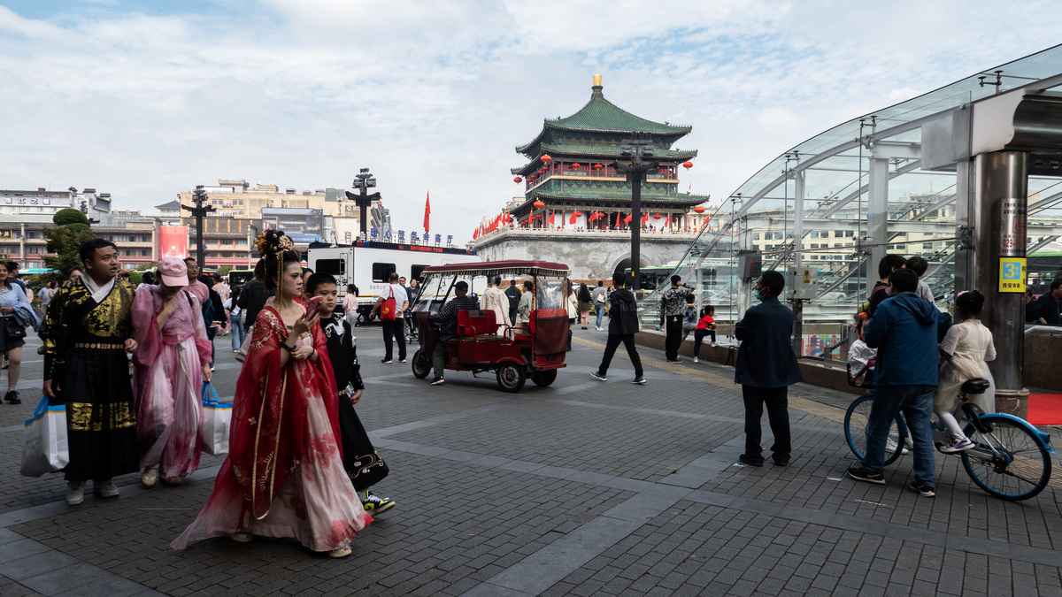 2023年10月3日，遊客在陝西省西安市鐘鼓樓景區遊玩。（CFOTO/Future Publishing via Getty Images）