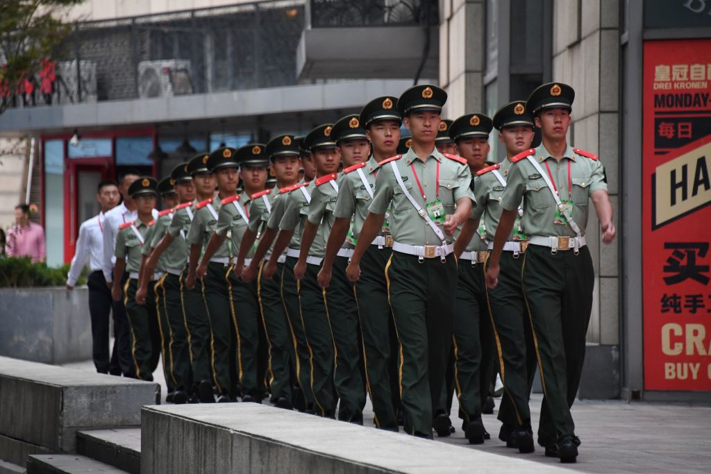 中共本月閱兵預演以來，一再擾民。圖為9月14日，北京街頭巡邏的警衛。（GREG BAKER/AFP/Getty Images）