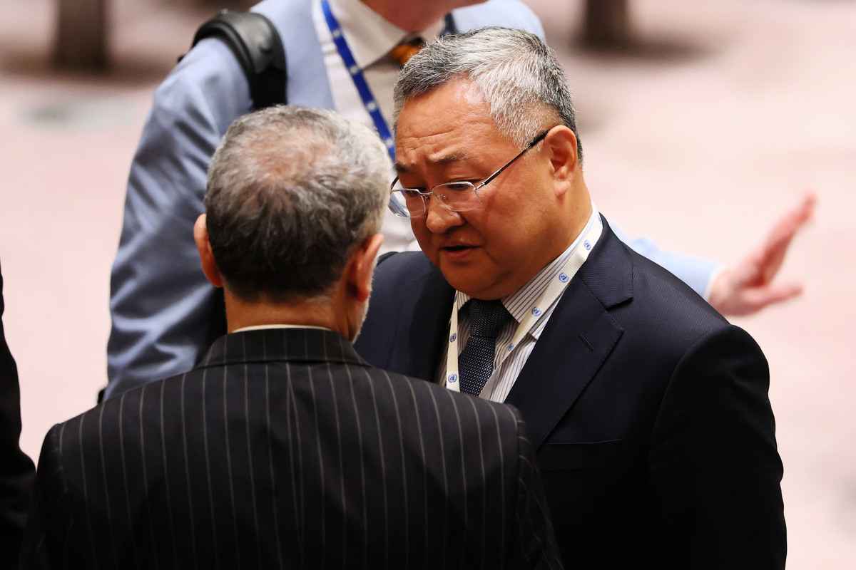 2025年6月13日,伊朗駐聯合國代表伊拉瓦尼(Amir Saeid Iravani,背對者)和中共駐聯合國代表傅聰(右)在紐約聯合國總部舉行的會議期間交談。當天,以色列大規模空襲伊朗。(Michael M. Santiago/Getty Images)