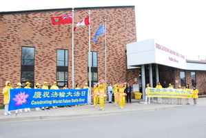 加拿大兩城升旗慶祝「世界法輪大法日」